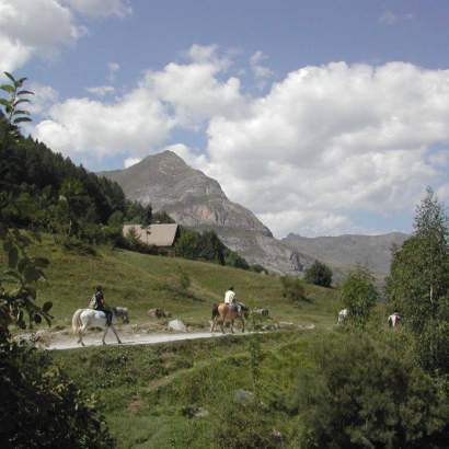 randonnee cheval pyrenees mountains / hiking occitanie